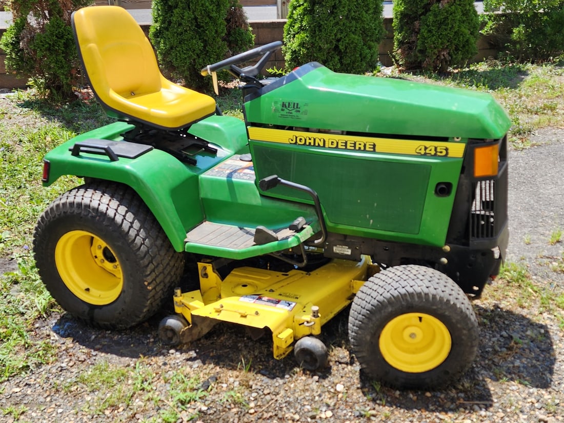 John Deere 445 Lawn Tractor (1 of 5)