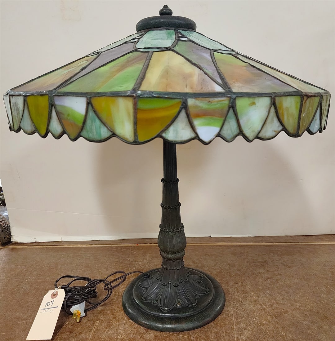 Vintage Leaded Shade Table Lamp 21"H X 20" Diam: Vintage Leaded Shade Table Lamp 21"H X 20" Diam