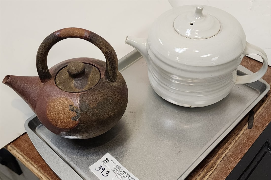 Tray 2 Pottery Tea Pots (1 of 3)