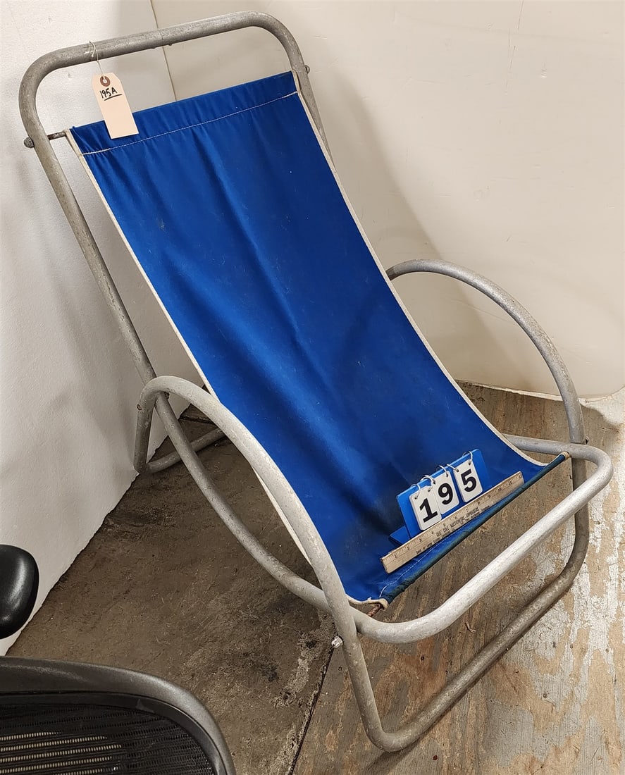 aluminum tublar lawn chair (1 of 1)