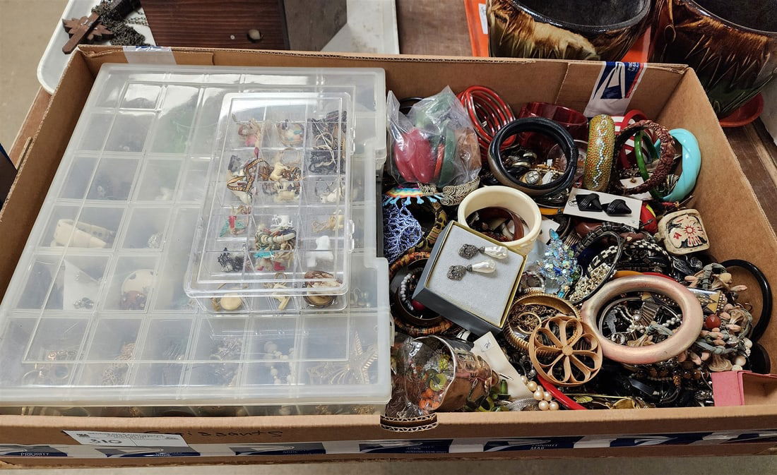 Lg Lot Costume Jewelry- Pins, Bracelets Bangles, Earrings Etc (1 of 4)