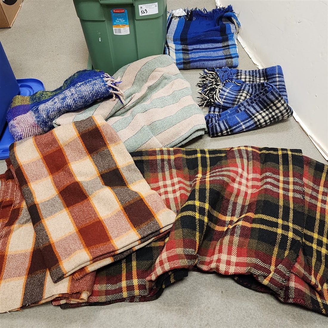 Tub Vintage Wool Blankets (1 of 3)