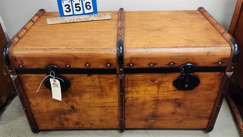 Vict Flat Top Trunk 19"H X 35"W X 20 1/2"D