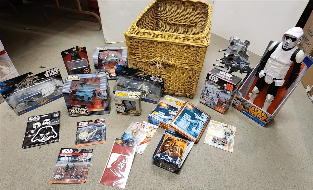 Basket Bx'd Star Wars Figures, Puzzle, Startships Etc.: Basket Bx'd Star Wars Figures, Puzzle, Startships Etc.