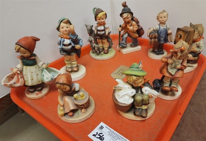 Tray 8 Hummels - Full Bee 38/0, 57/0, 198, 200/0, 133, 178, 143/0, 89/11 + 1 Crown 175