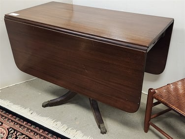 Mahog Drop Leaf Table 29 1/2" H X 21" W X 42" D