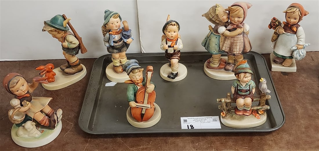 Tray 8 Hummels Full Bee 65, 198, 6/1, 186, 111/1, 82/0, 204, 196 (1 of 4)