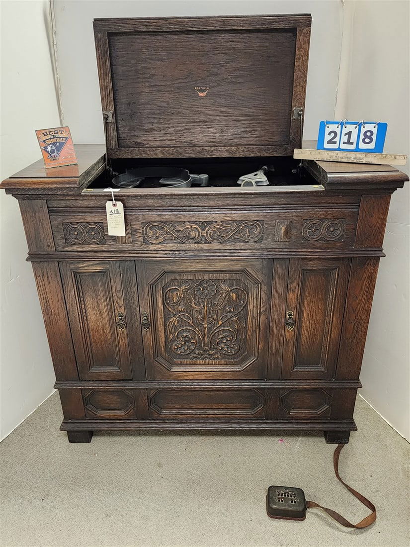 20's Carved Oak Cabinet Housing An RCA Victor Turn Table + Radio 38 1/2" H X 42" W X 22" D + Bx (1 of 13)