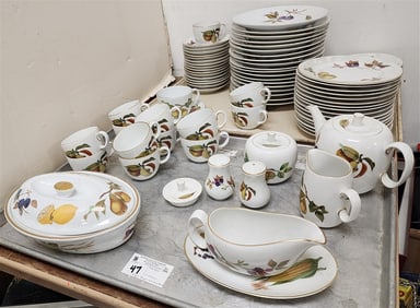 Trays 83 Pc. Royal Worchester Evesham Dinner Service