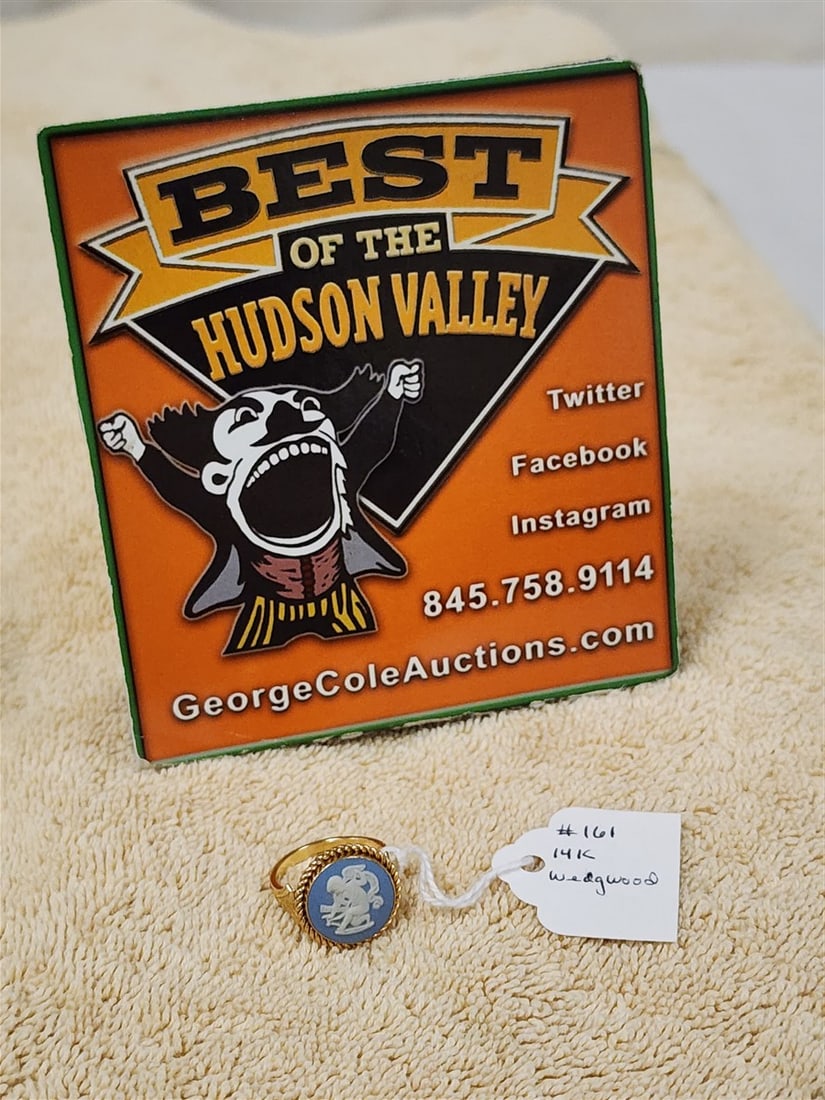 14K Ring w/Wedgewood Jasperware Medallion Size 6 1/2: 14K Ring w/Wedgewood Jasperware Medallion Size 6 1/2