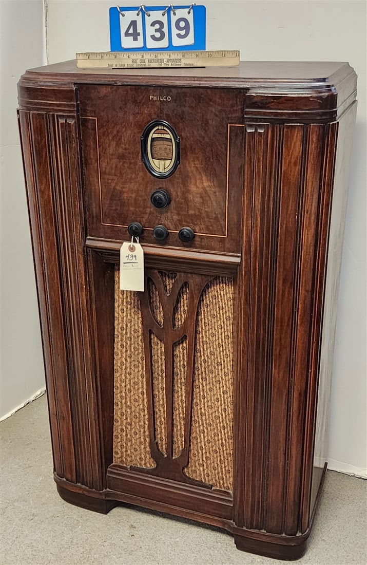 Philco Walnut Cabinet Radio 39 1/2" H X 24" W X 10 1/2" D (1 of 4)