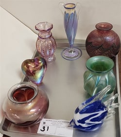 Tray 6 Sgnd Art Glass Vases Incl. Simpson, Robert Held, Serviente, 1 Folk Art Fish