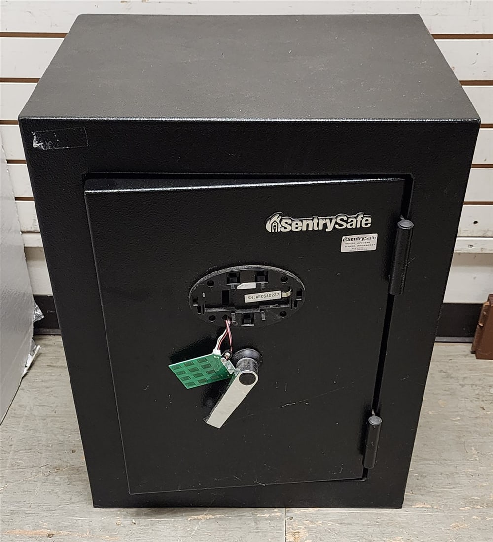 Sentry Safe 28" H X 21 1/2" W X 17 1/2" D (1 of 3)