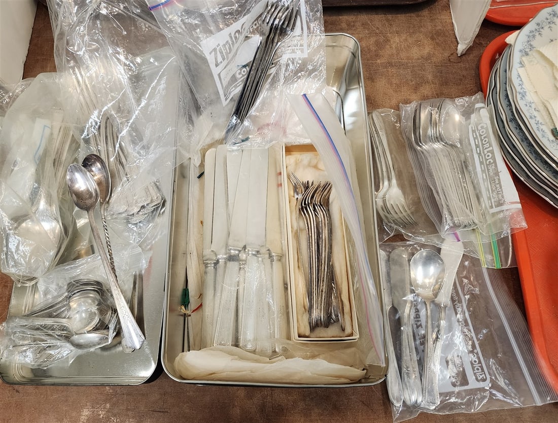 Tin Bx Silverplate Flatware (1 of 3)