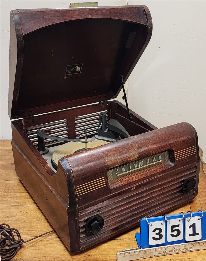 RCA Victor Model 77U Tube Radio/Record Player: RCA Victor Model 77U Tube Radio/Record Player