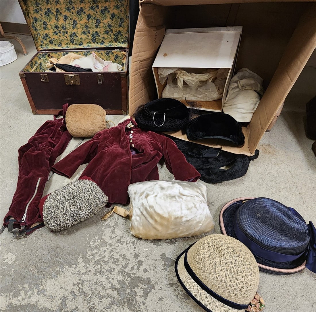 Bx Vintage Clothes + Trunk w/Doll Clothes (1 of 3)