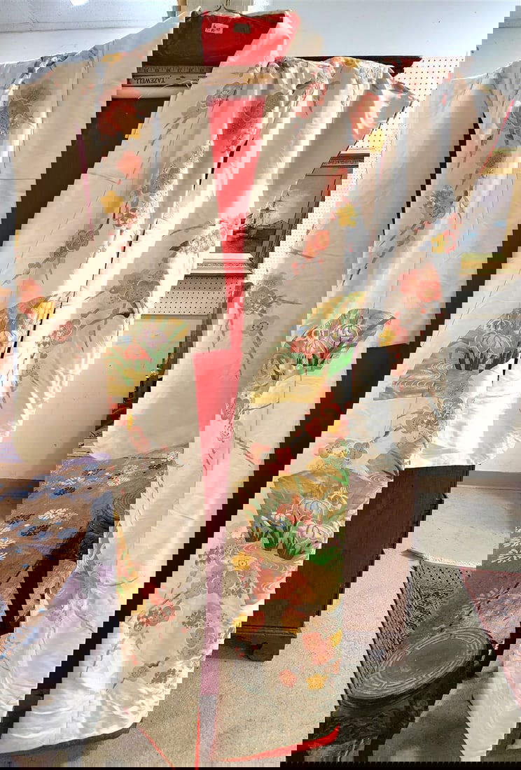 Silk Embroidered Kimono: Silk Embroidered Kimono