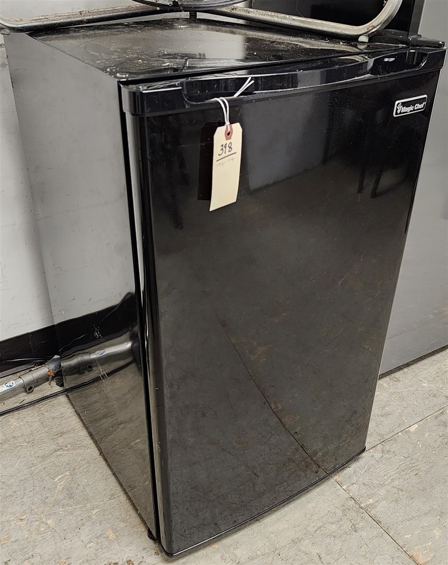 Magic Chef Refrigerator 32 1/2" H X 19" W X 21" D (1 of 5)