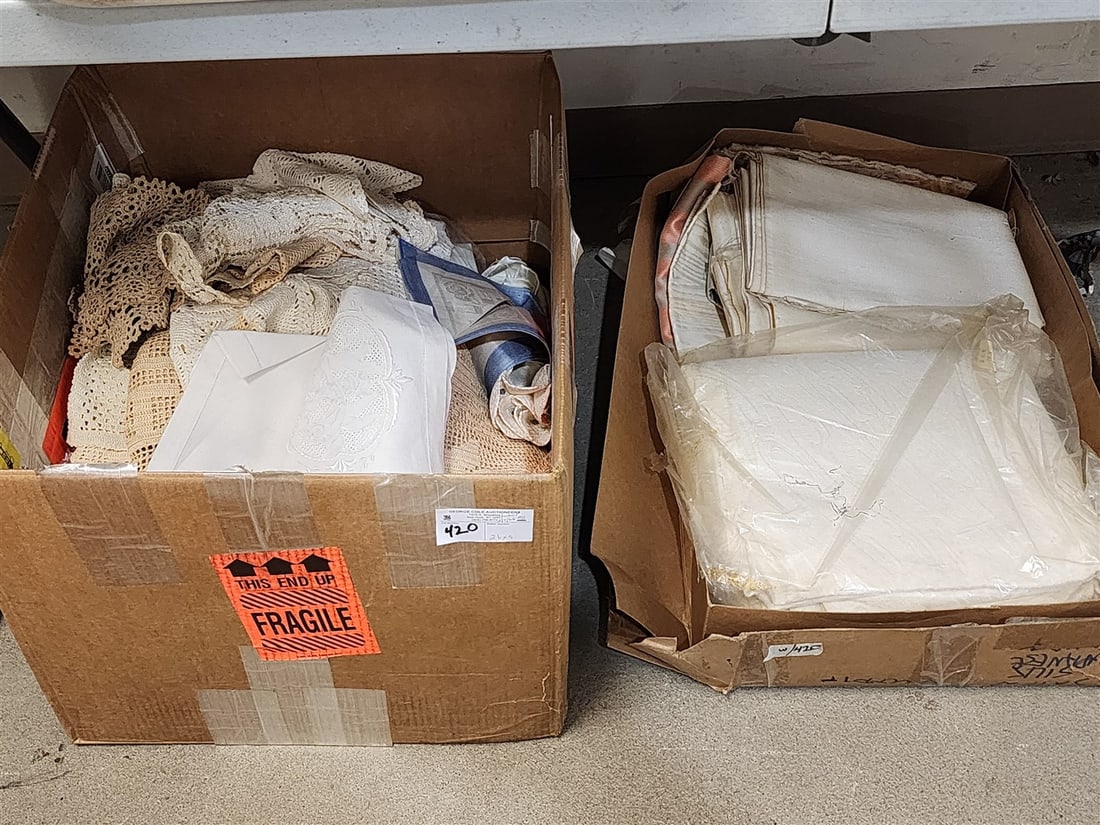 Lot 2 Bx's Linens, Tablecloths (1 of 4)