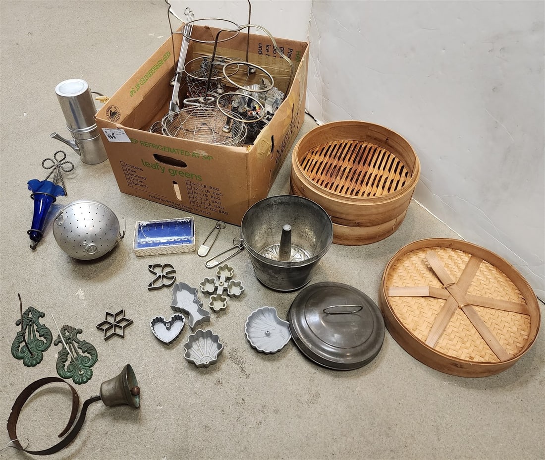 Bx Kitchen Items - 2 Silverplate Plate Stands 11 1/12" H X 9" Diam. + 10 1/2" H X 9" Diam., Tole (1 of 5)