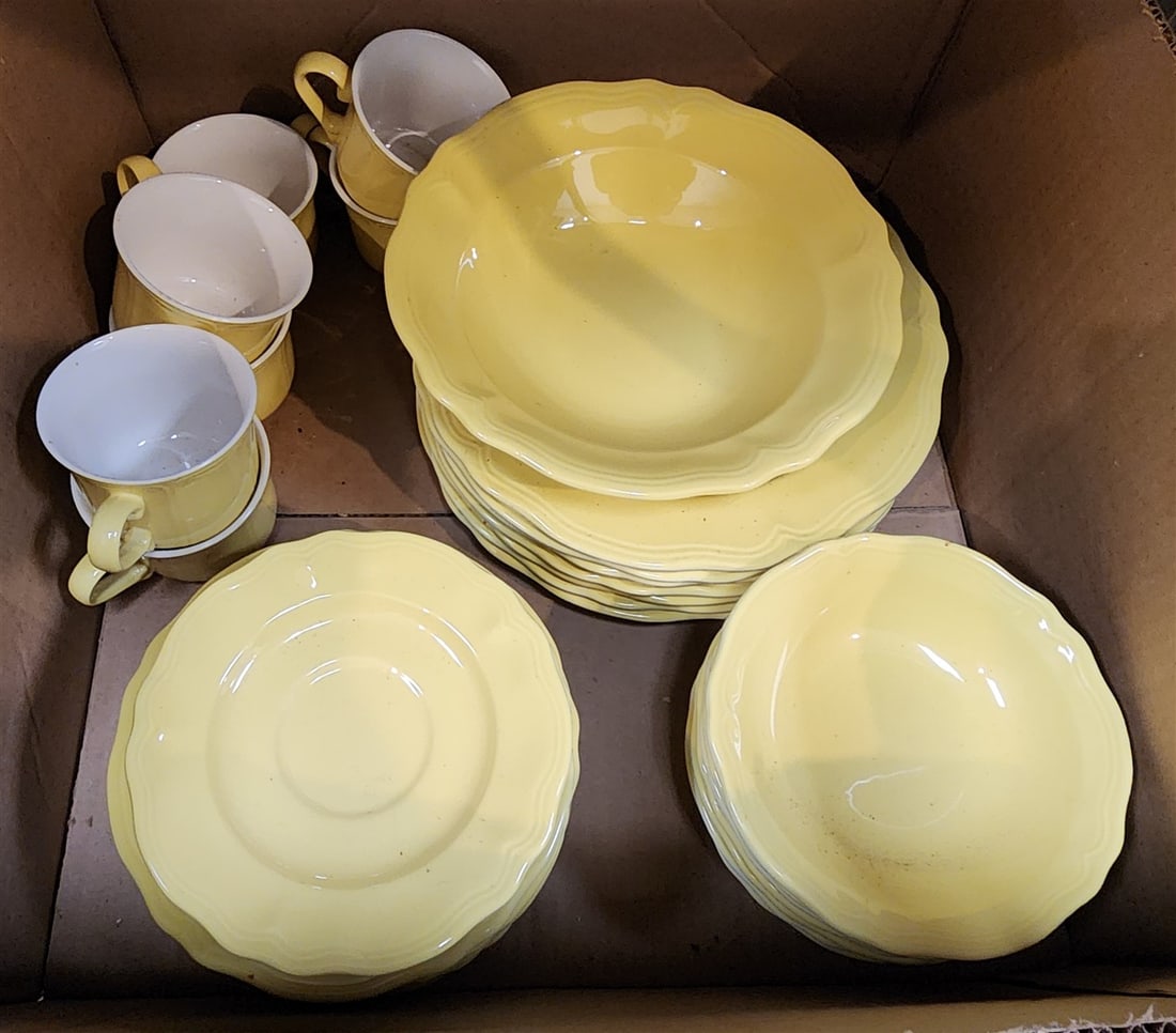 Bx 38 Pcs. Federalist Ironsrone 'Buttercup' Dinner Service: Bx 38 Pcs. Federalist Ironsrone 'Buttercup' Dinner Service