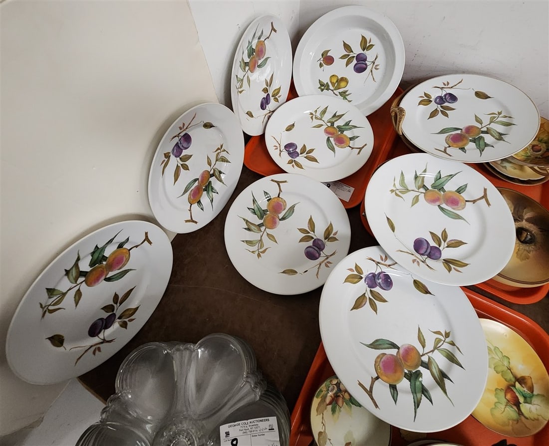 Tray Royal Worcester Evesham Dinner Plates 10" Diam., + Pie Plate 10 1/2" Diam. (1 of 3)