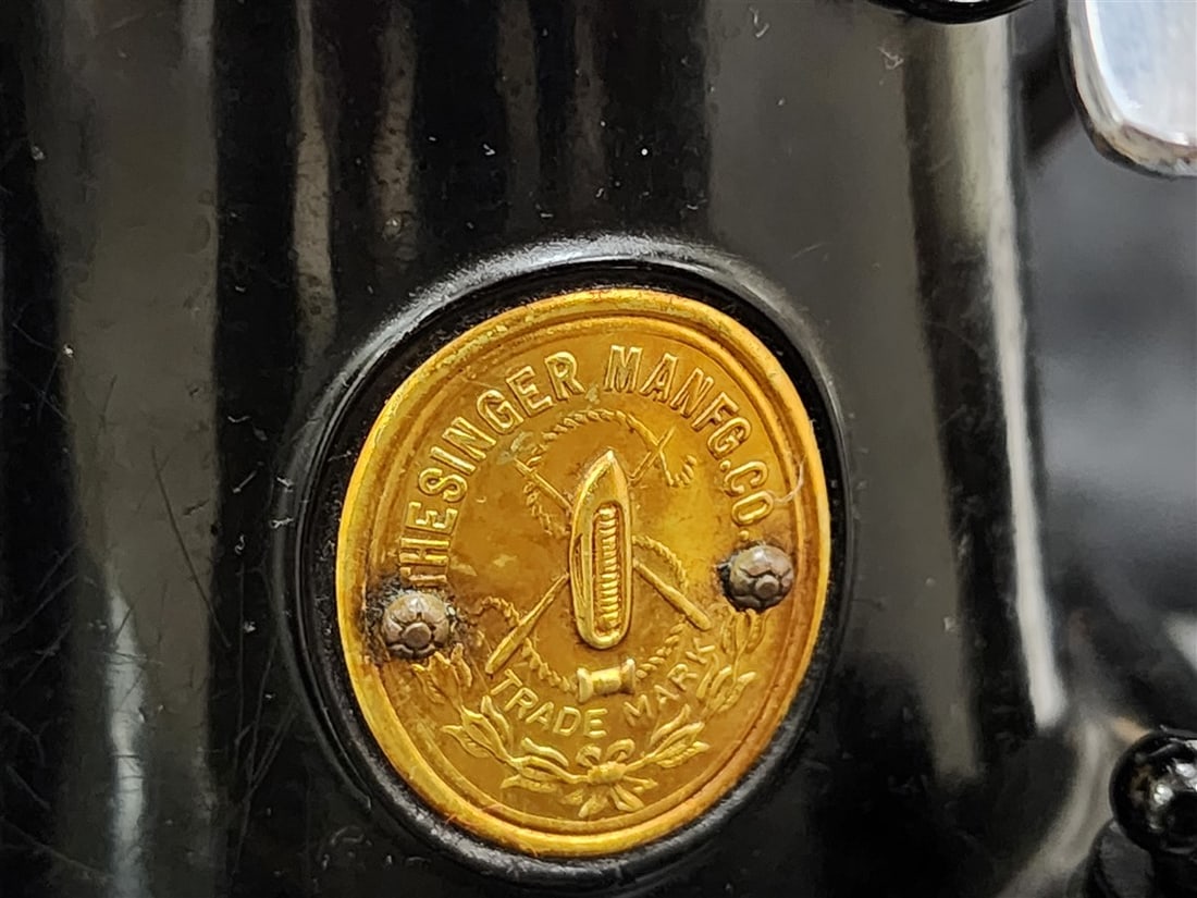 Vintage Singer Feather Lite Sewing Machine - 2