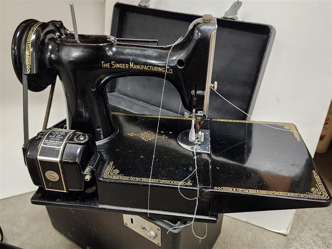 Vintage Singer Feather Lite Sewing Machine - 3