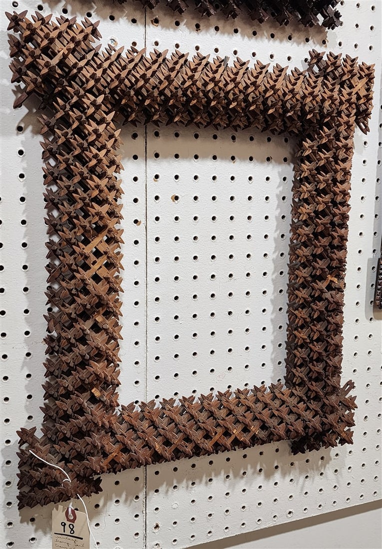 Vintage Tramp Art Crown Of Thorns Frame 21 1/2" X 18" X 3" D: Vintage Tramp Art Crown Of Thorns Frame 21 1/2" X 18" X 3" D