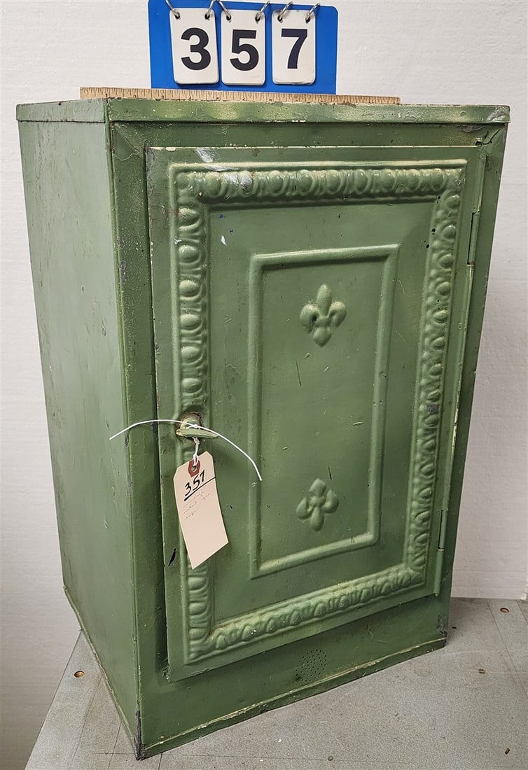 Vintage Metal Pie Cupboard 24" H X 15" W X 12" D: Vintage Metal Pie Cupboard 24" H X 15" W X 12" D