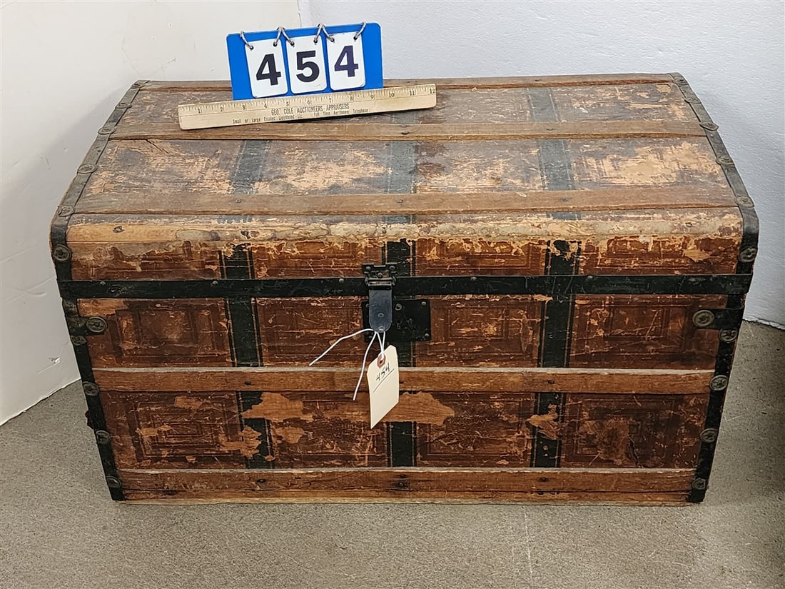 Victorian Trunk 15 1/2" H X 28" W X 15" D + Quilt & Throws (1 of 3)