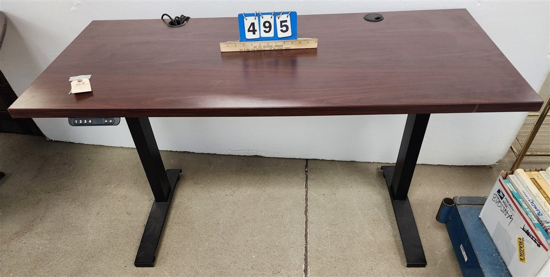 Laing Innotech Adjustable Electric Standing Desk (1 of 2)