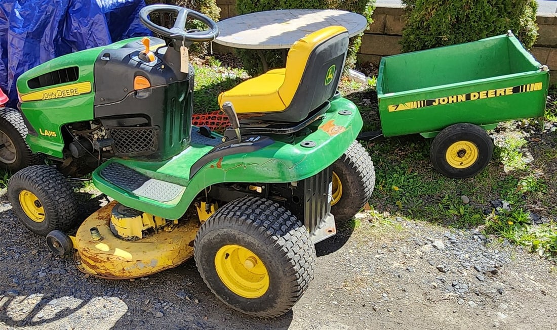 John Deere LA 215 Riding Mower 30" Deck w/John Deere Utility Cart (1 of 10)