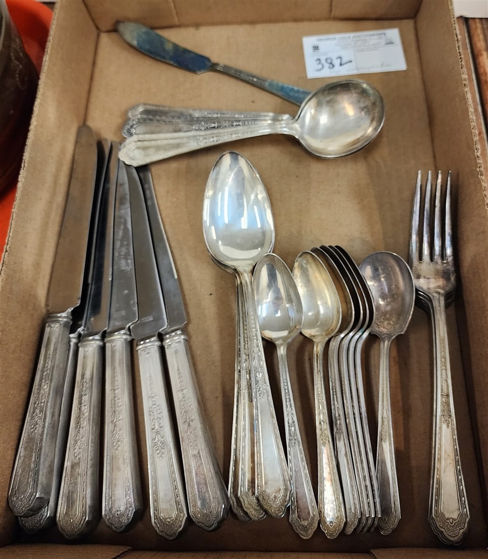 29 Pc. Homes & Edwards Silverplate Flatware Set (1 of 4)