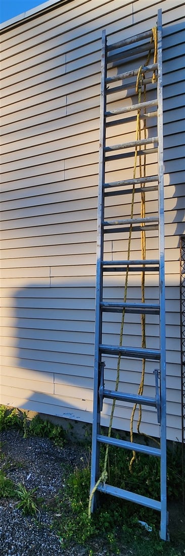 24' Aluminum Extension Ladder (1 of 2)