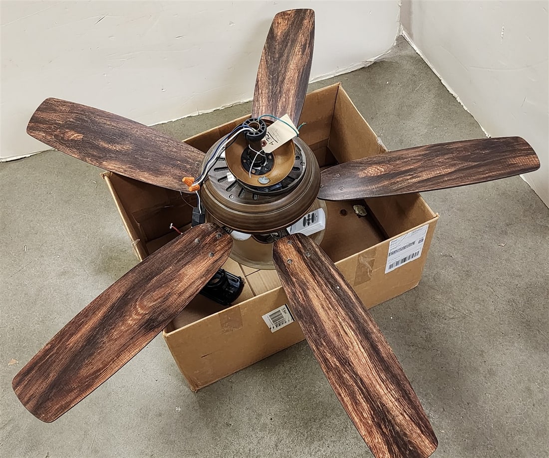 Hampton Bay Ceiling Fan w/Remote (1 of 5)