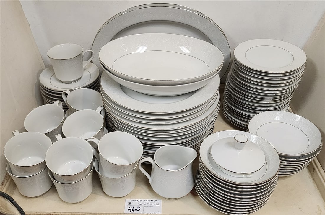 89 Pcs. Crown Victoria 'Lovelace' Dinner Service: 89 Pcs. Crown Victoria 'Lovelace' Dinner Service