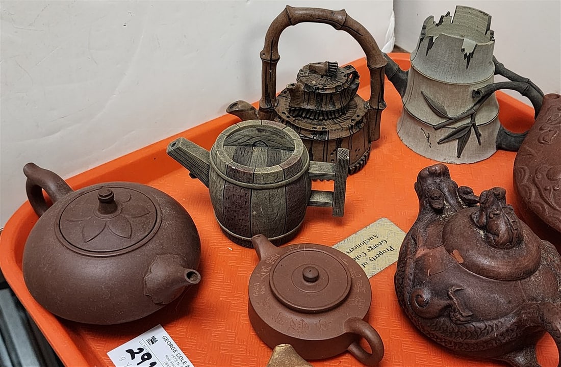 Tray 8 Yixing Teapots - 4