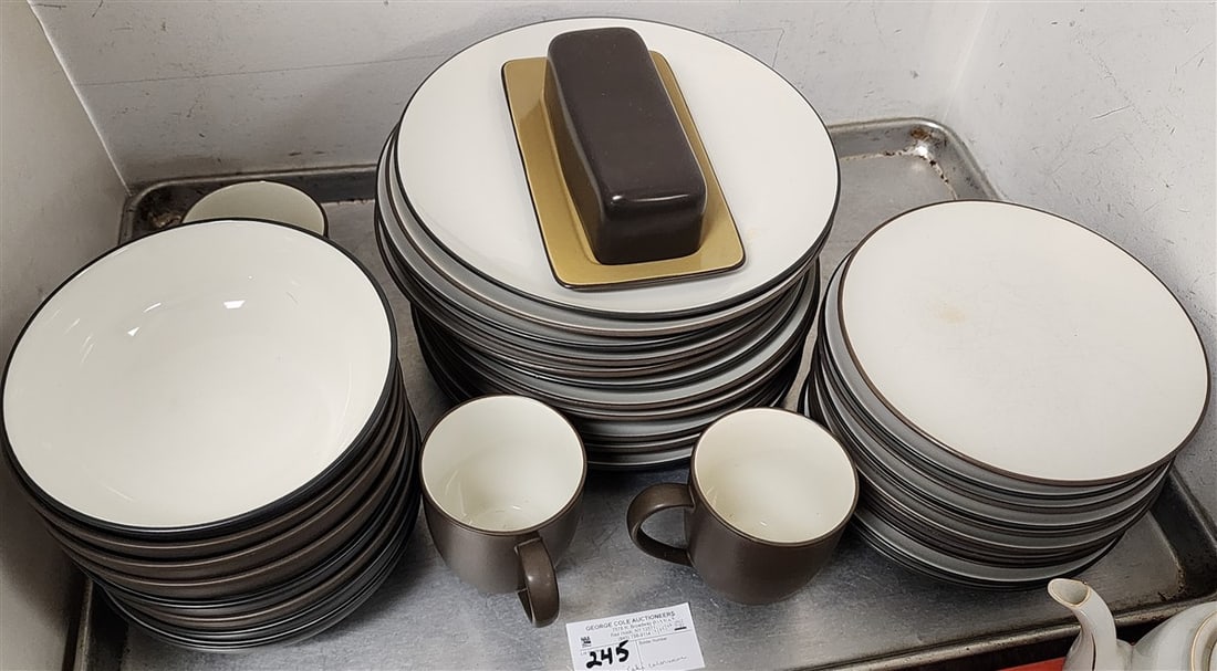 Tray 33 Pcs. Noritake Colorwave Dinner Service (1 of 3)