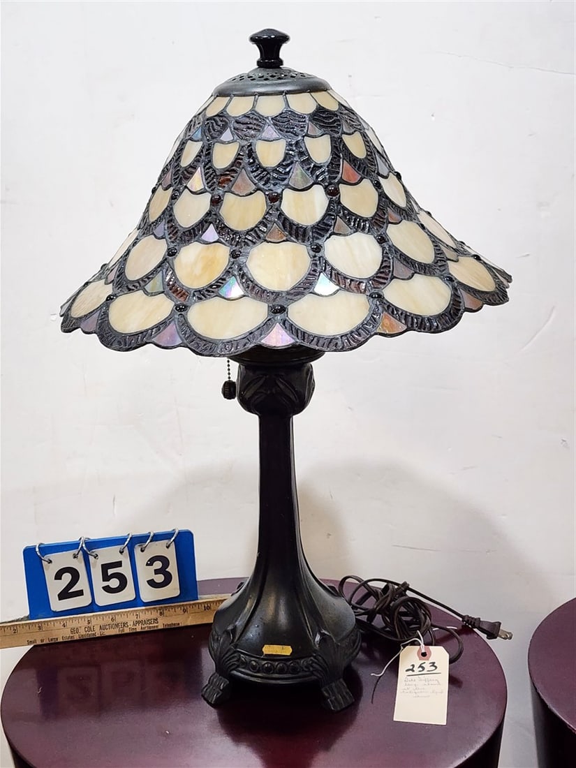 Dale Tiffany Leaded Glass Shade Table Lamp Shown At The Antiques Roadshow 24" H X 16" Diam.: Dale Tiffany Leaded Glass Shade Table Lamp Shown At The Antiques Roadshow 24" H X 16" Diam.