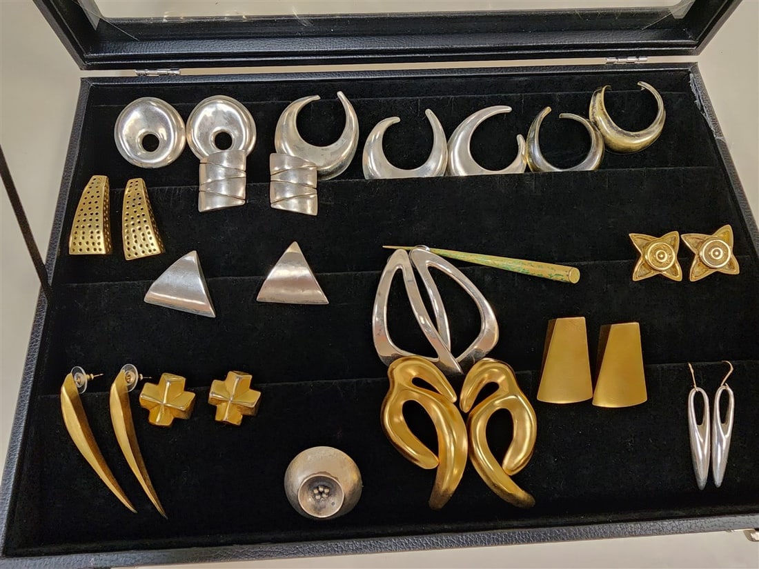 Box Of 13 Costume Pr. Earrings + 2 Pins (1 of 4)