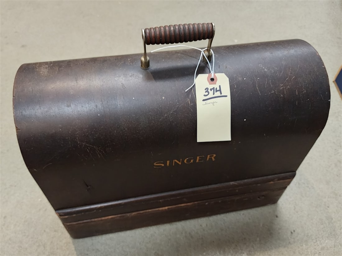 Vintage Singer Sewing Machine (1 of 4)