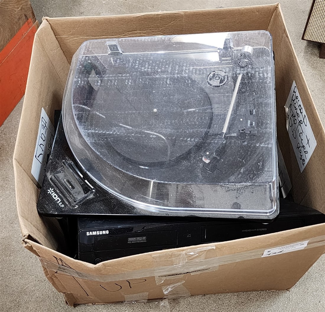 Bx Ion Turntable, Dynaco Stereo 400 Series II Amp + Pat-6 Amp Tuner, Samsung DVD-UR375 DVD/VCR Combo (1 of 6)