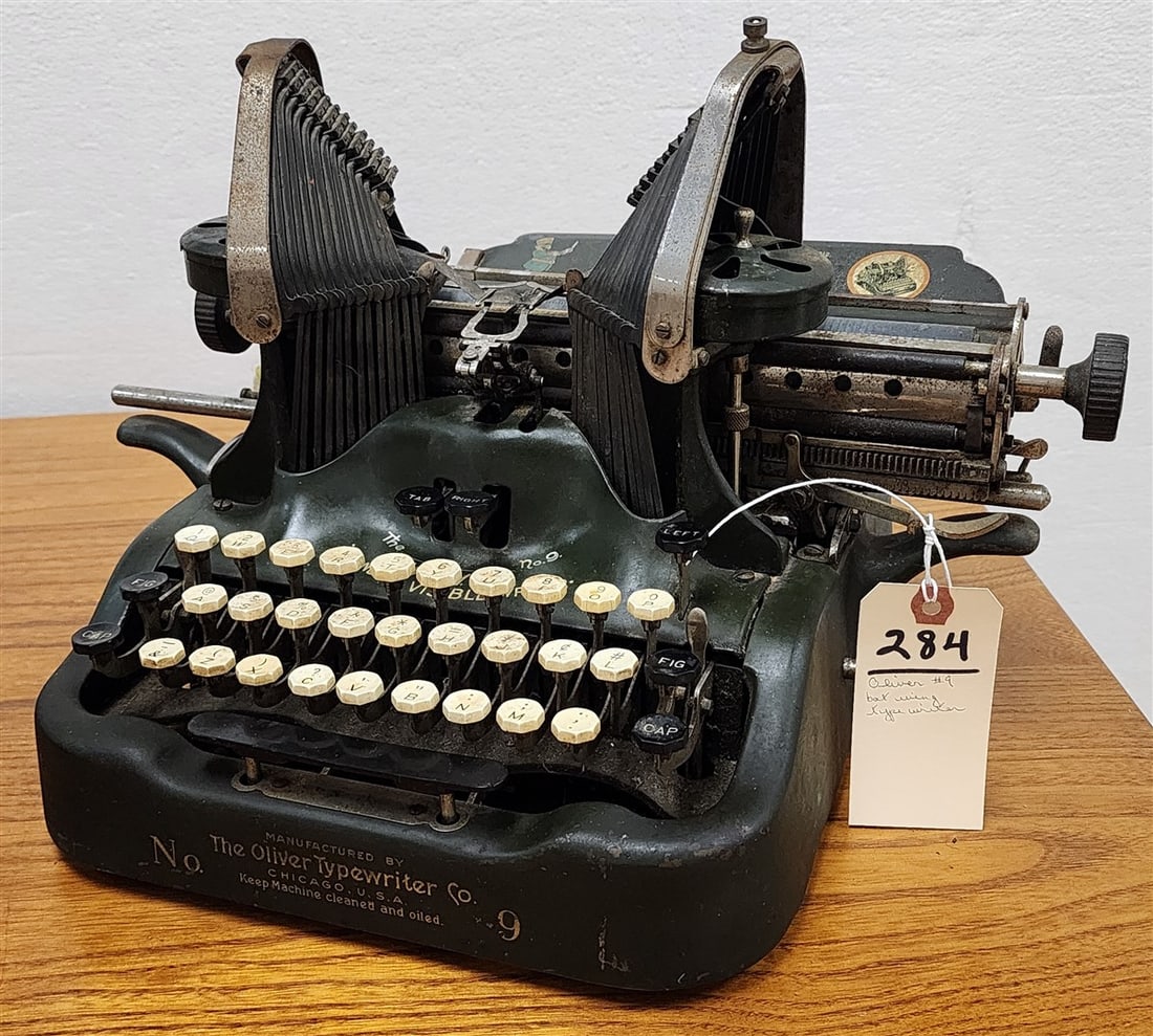 Oliver #9 Bat WingTypewriter (1 of 5)