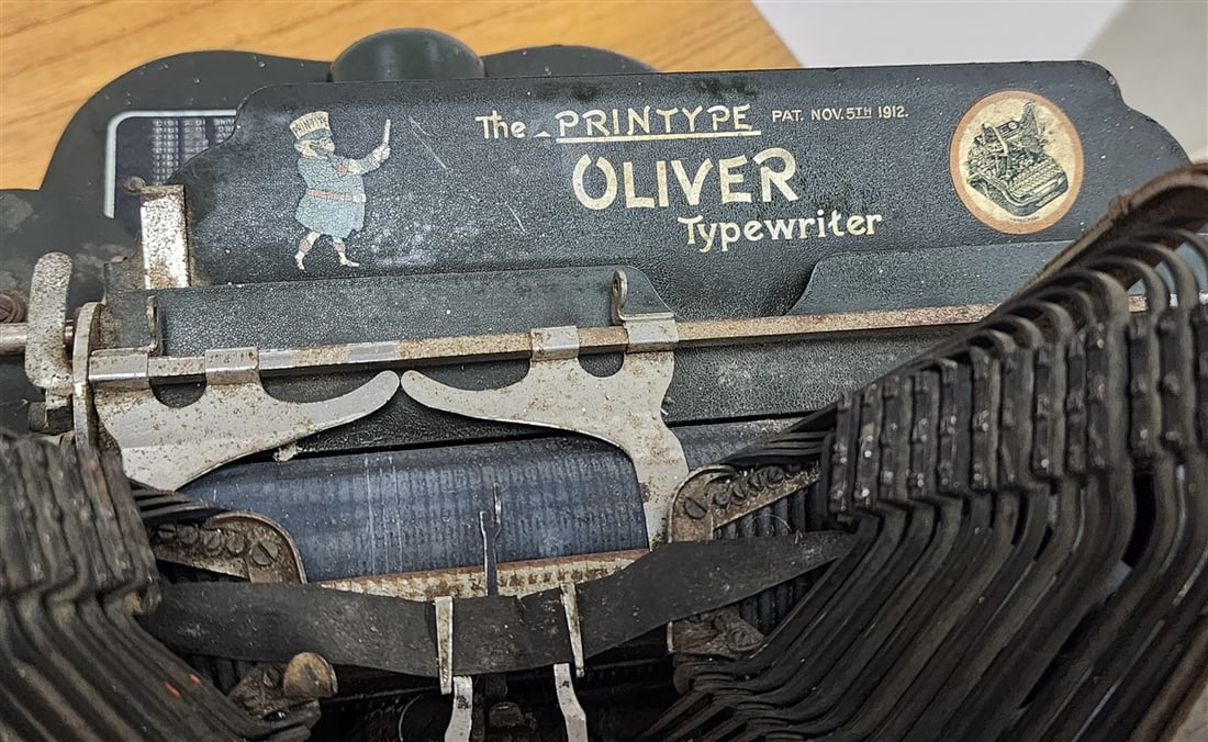 Oliver #9 Bat WingTypewriter - 4