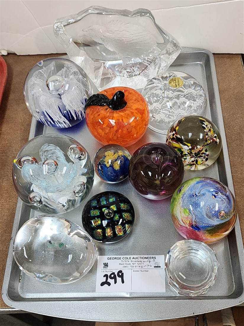 Tray 12 Glass Paper Weights - Entaglio Eagle Sgnd Mats Jonasson + Others Are Sgnd (1 of 2)