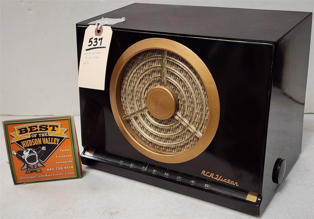 1950's RCA Victor Radio Model 9-X-561 (1 of 5)