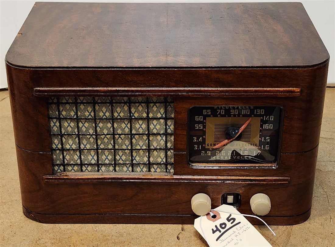 1940 General Electric Radio Model HJ-612 (1 of 4)