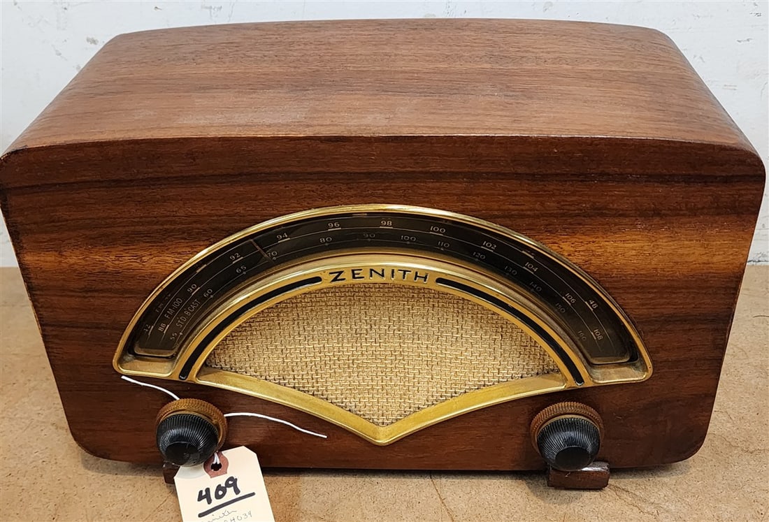 1946 Zenith Charles & Ray Eames Radio Model 8H034 (1 of 4)