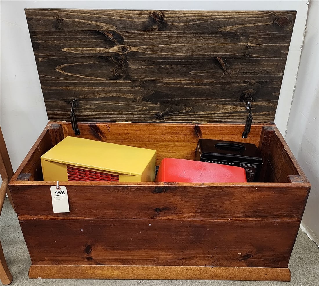 Trunk w/11 Vintage Radios, GE, Emerson, Arkay CBS Columbia, Admiral, Federal, Etc. (1 of 7)